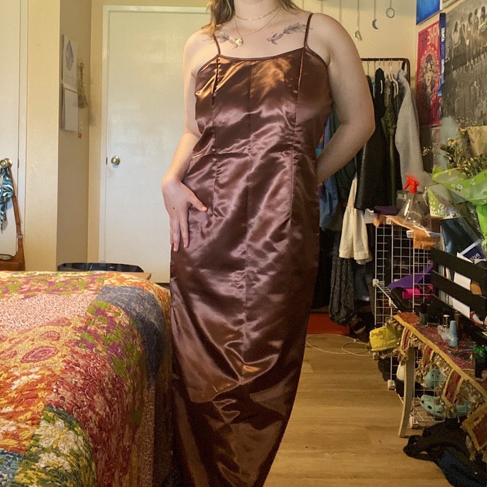 gorgeous brown silk maxi dress! 🪩💟
